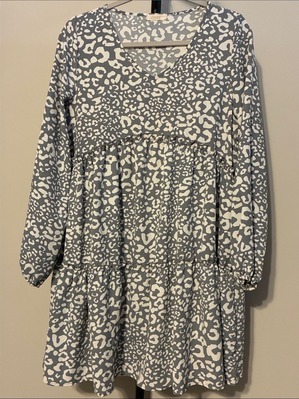 ODDY Gray and White Tiered Long-Sleeve Animal Print V Neck Dress Small